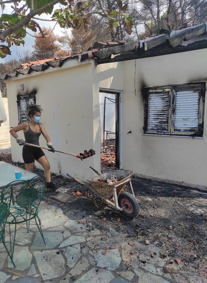 Μέλη της Νεολαίας ΣΥΡΙΖΑ βοηθούν τους κατοίκους της Β. Εύβοιας να αποκαταστήσουν τις ζημιές